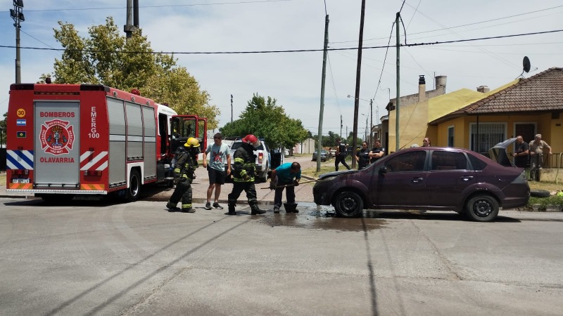 Vecinos ayudaron a combatir el incendio de un auto